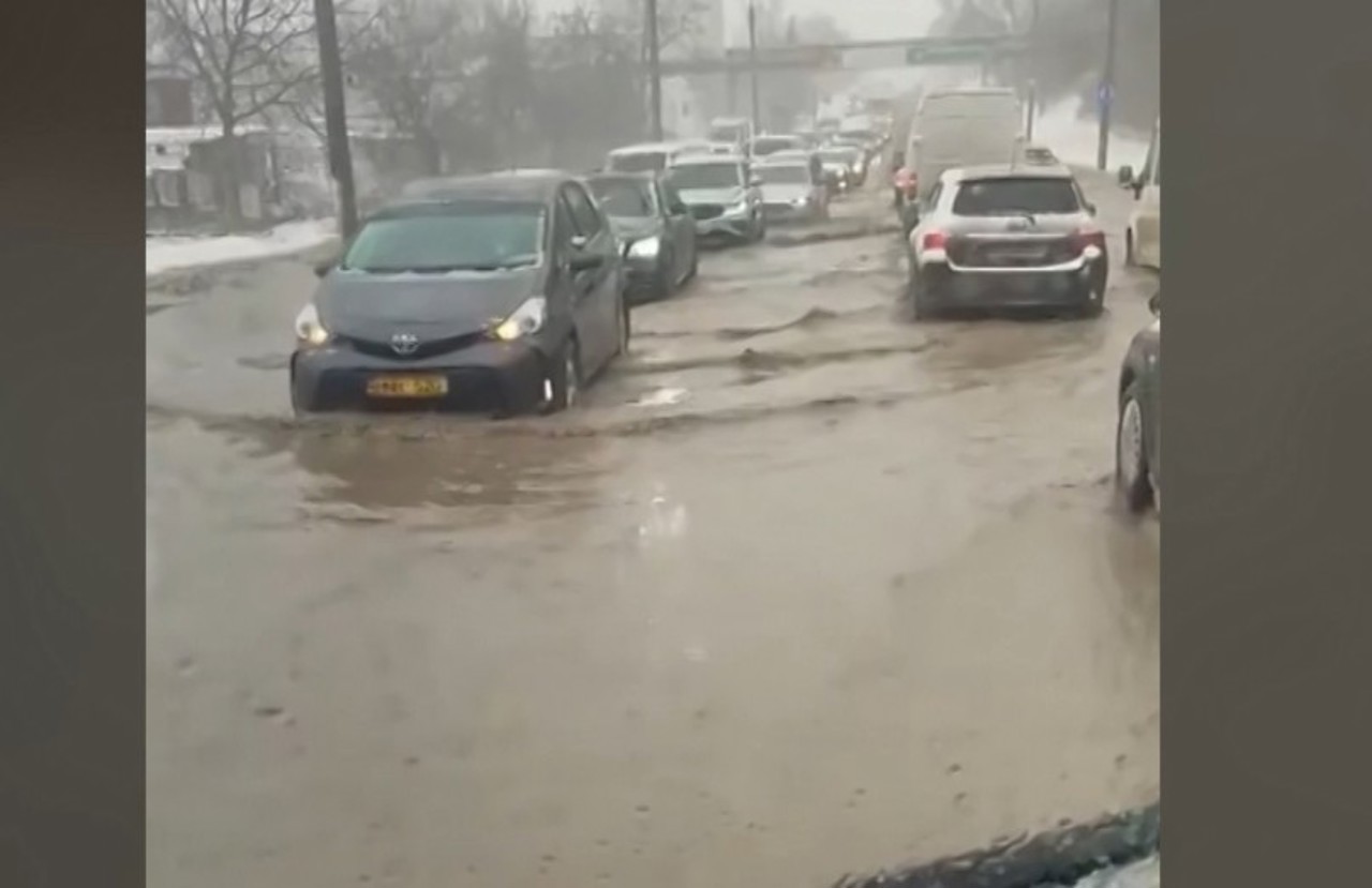 Variațiile de temperaturi provoacă distrugeri în capitală. O țeavă de apă s-a spart, o porțiune de drum s-a surpat