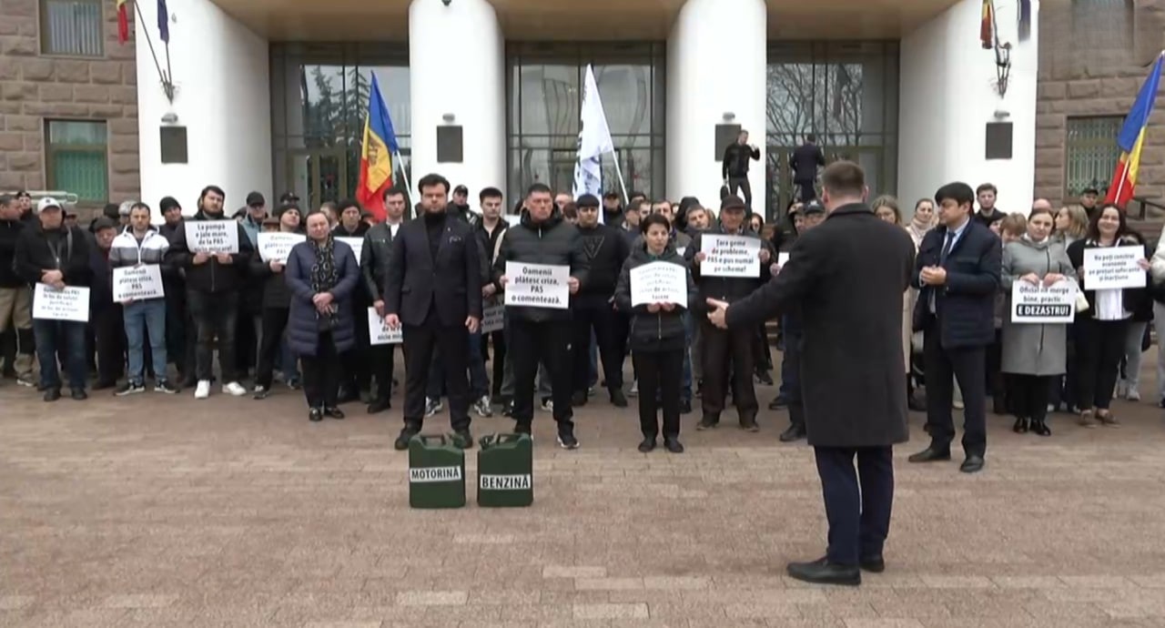 Flashmob: MAN acuză guvernarea că nu ar interveni pentru a stopa creșterea prețului la carburanți. Răspunsul lui Grosu pentru „armata de propagandiști”