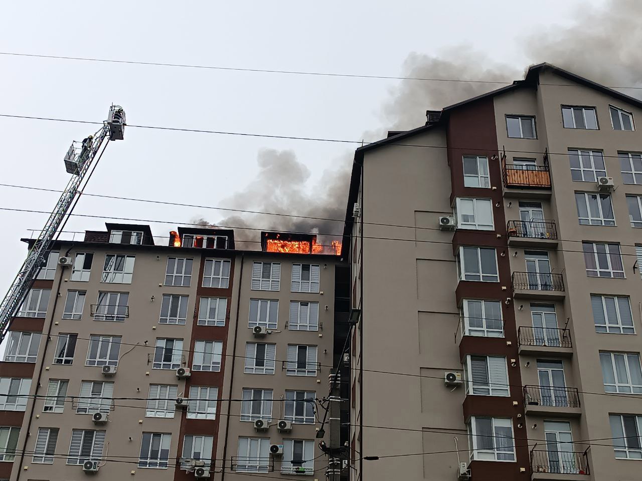 Acoperișul blocului de locuințe din Durlești, mistuit de flăcări, va fi reparat provizoriu