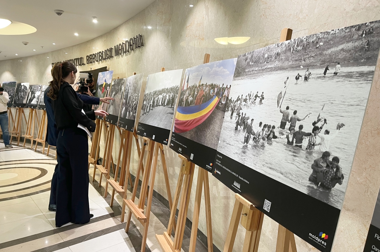 Flori pe Prut: 35 de ani de la primul Pod de Flori // Expoziție de fotografii documentare, inaugurată la Parlament