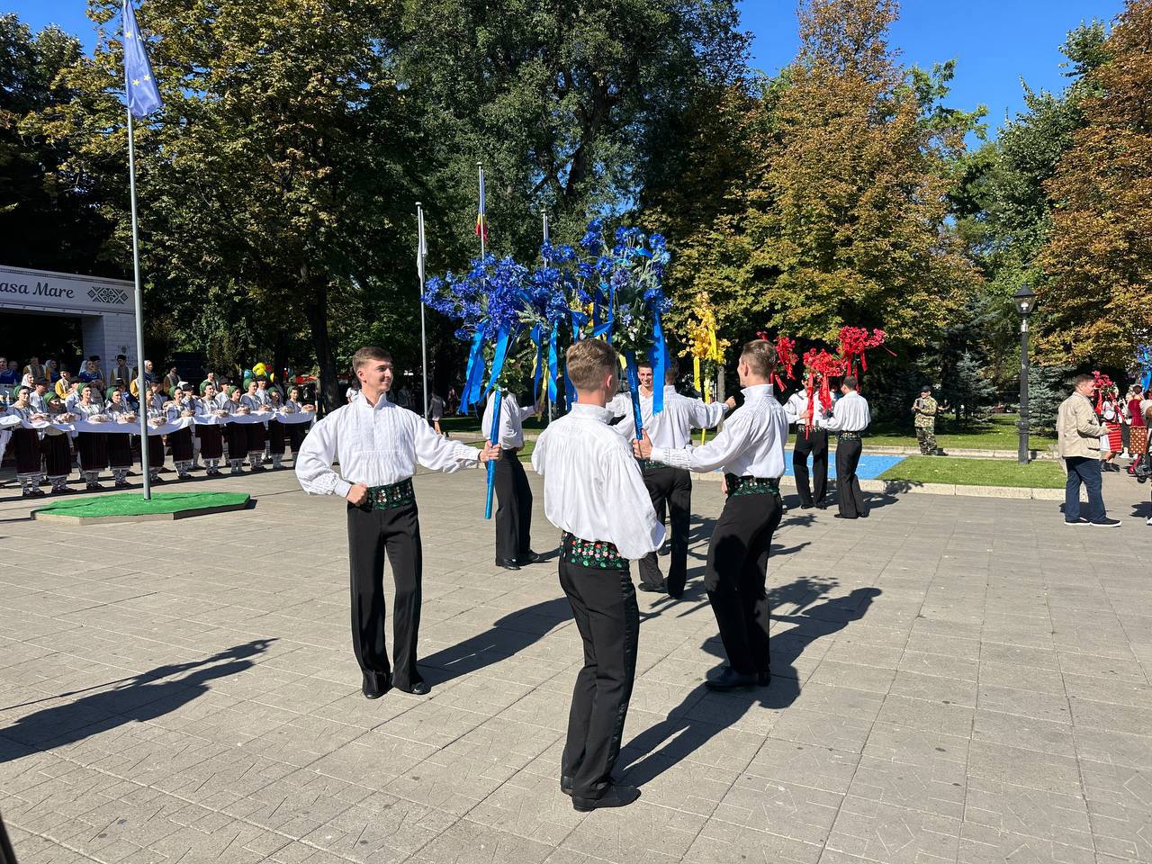 Festivalul Etniilor - în capitală. Evenimentul a început cu o paradă a portului etnic 