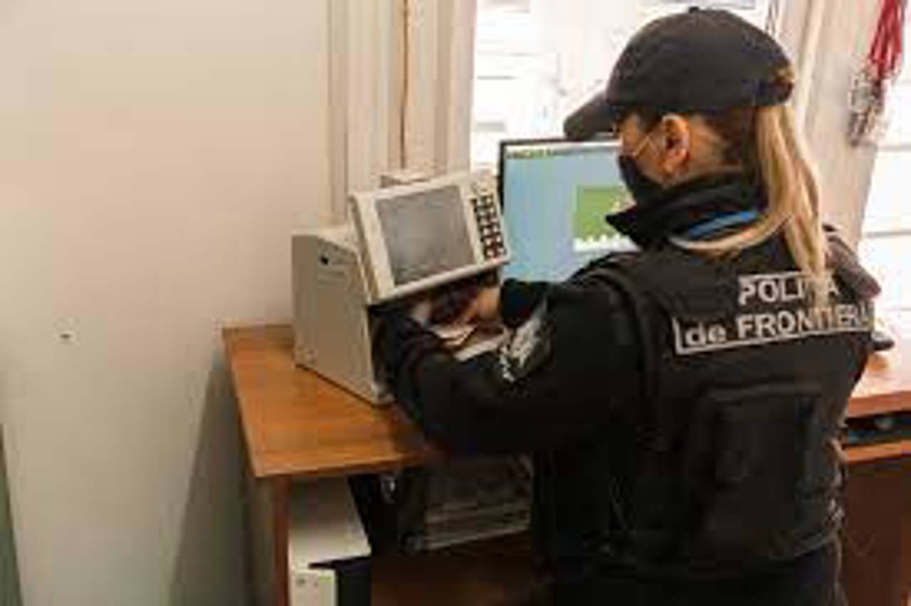 На выезде из страны остановили двух путешественников с водительскими удостоверениями с явными признаками подделки