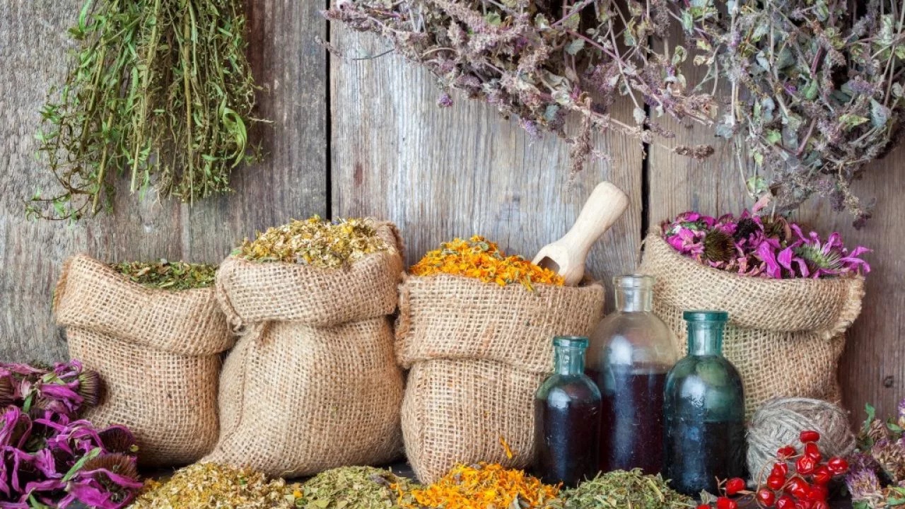 Un tânăr din țară produce remedii naturiste din plante medicinale: „Decât să lucrez la alții, fac ceva pe placul meu”