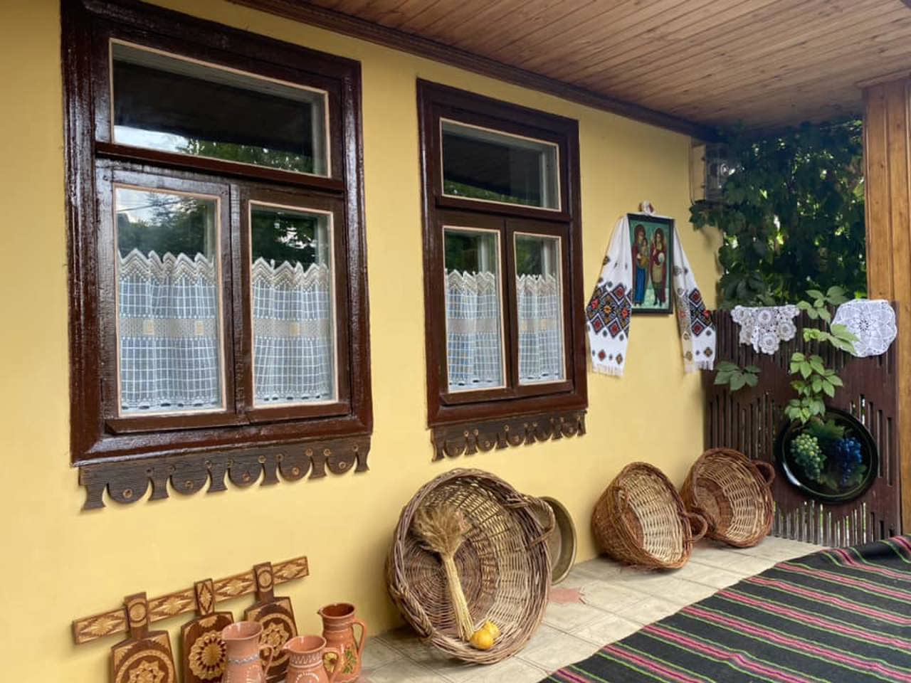 O femeie din Pohorniceni și-a transformat casa părintească într-un muzeu sub cerul liber