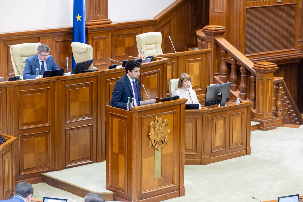 Noi reguli votate de Parlament pentru piața energetică și contractele publice în perioade de criză 