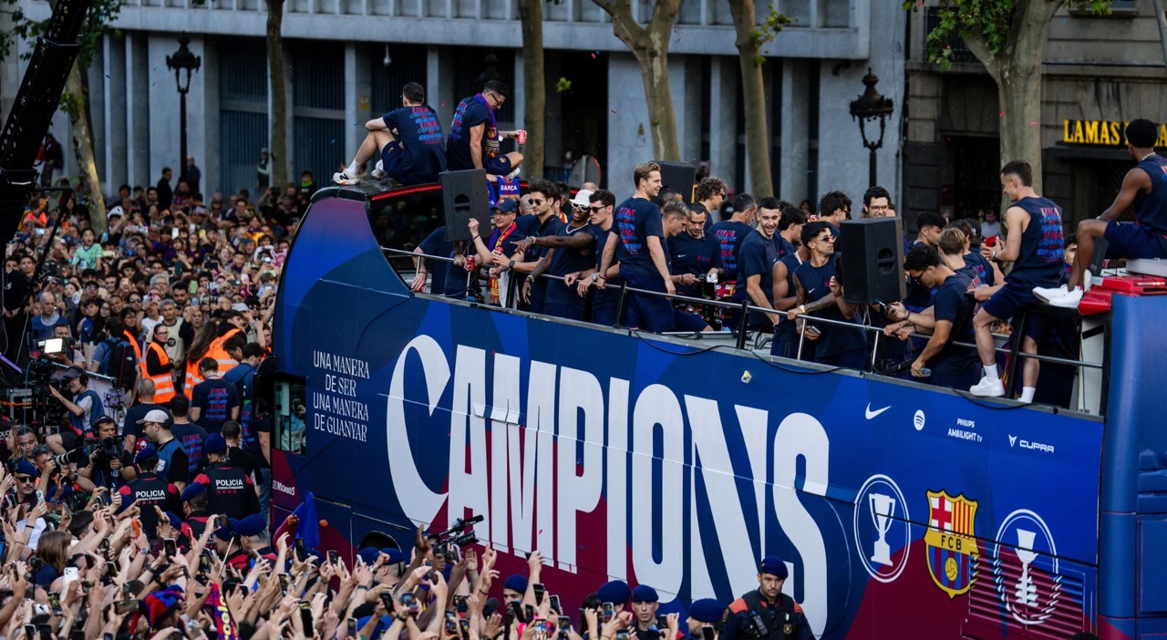 FC Barcelona a sărbătorit cu fanii în oraș cucerirea titlului