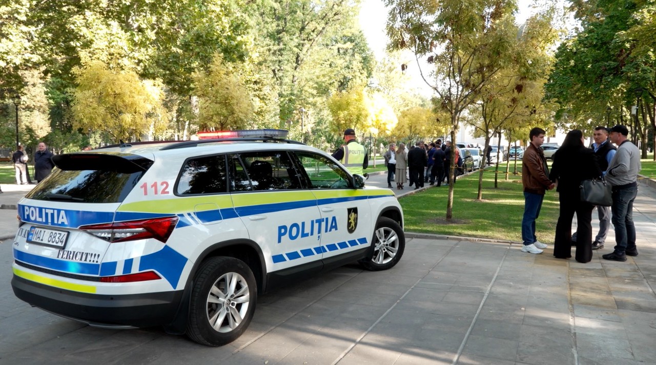 Scandal în scuarul Catedralei între muncitorii de la Termoelectrica și Spații Verzi. Vicepretor, escortat la poliție