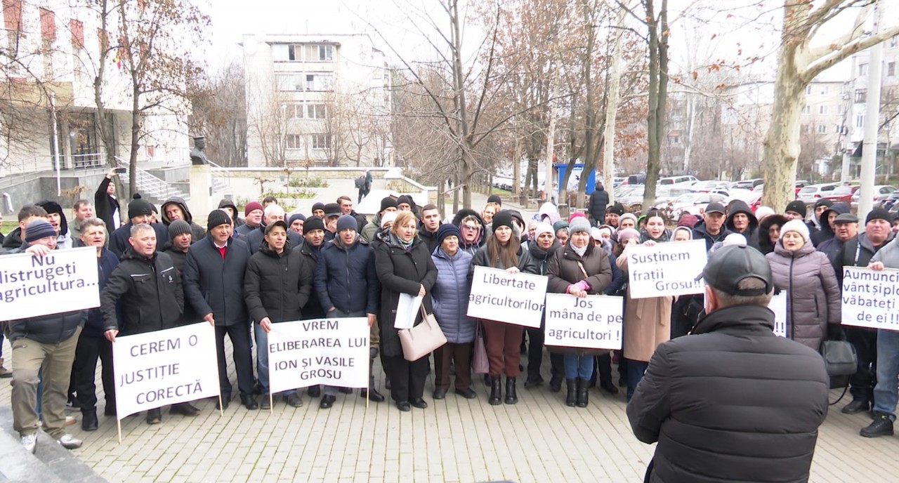 Fermierii din mai multe raioane au protestat la Curtea de Apel Chișinău. Cer eliberarea a doi agricultori, condamnați la închisoare  