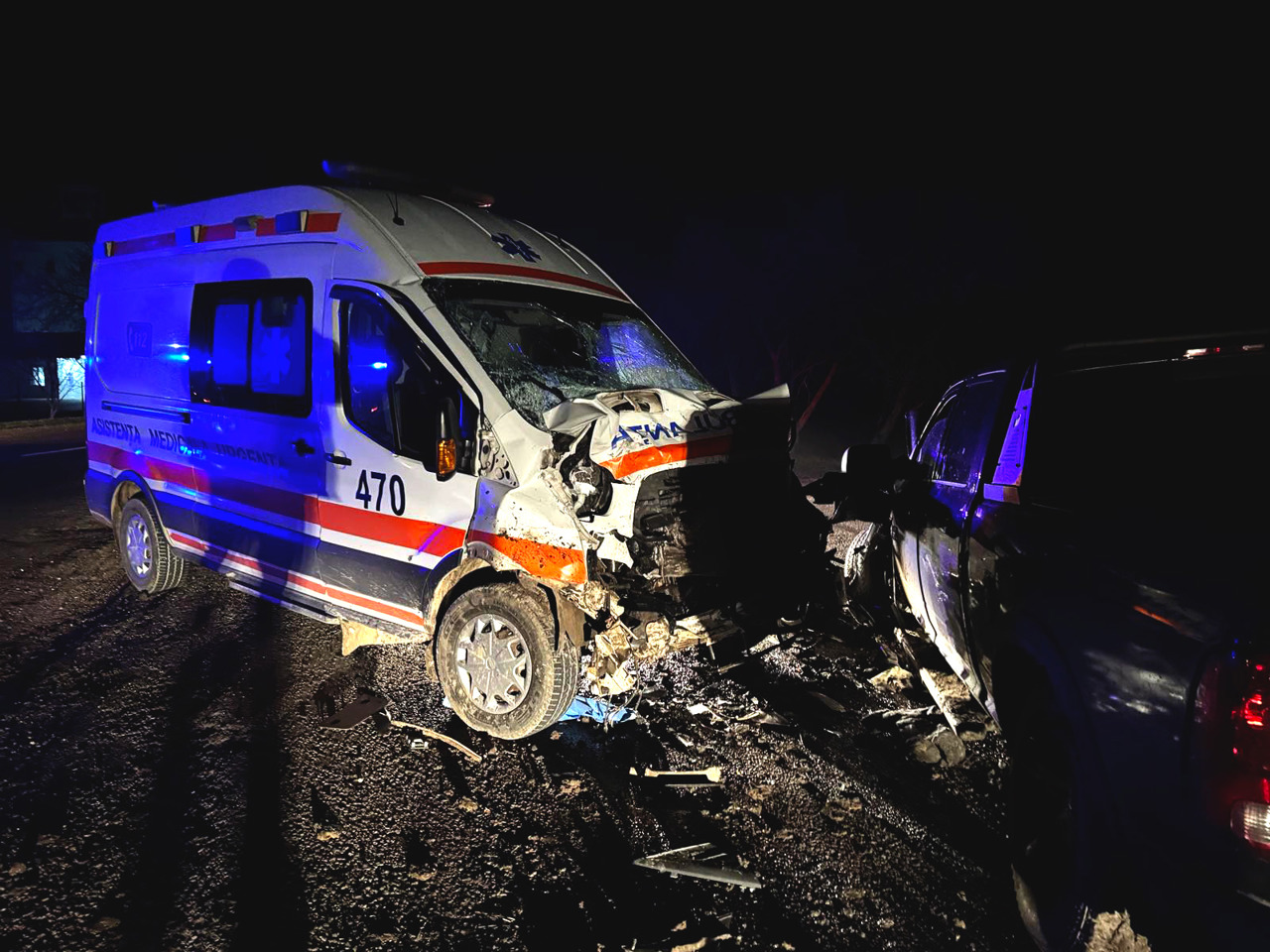 Ambulanță lovită de un automobil care a intrat pe contrasens, la Cahul: trei membri ai echipei medicale au ajuns la spital