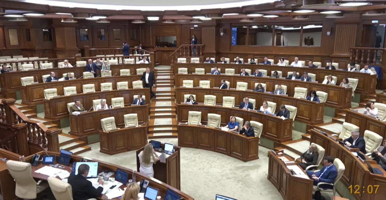 Dezbateri tensionate pe marginea proiectului privind combaterea discriminării. Lidera PCRM a blocat tribuna Parlamentului