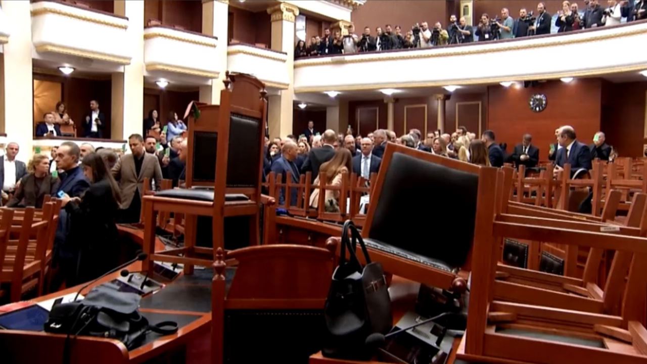 Bătaie în Parlamentul Albaniei, între deputați, pe fondul protestelor antiguvernamentale