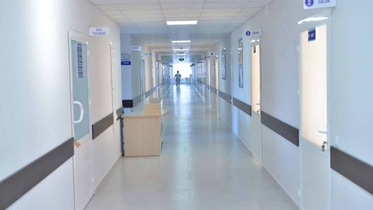 Gaz lacrimogen într-un liceu din Cahul: Opt elevi au ajuns la spital
