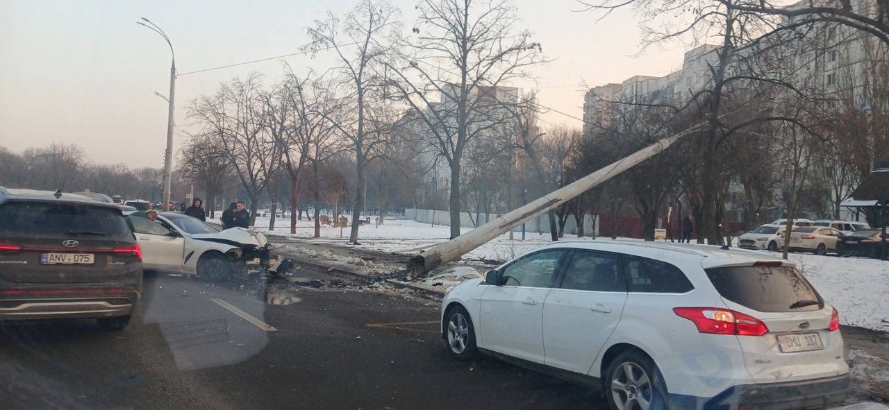 Accident pe strada Albișoara din Chișinău: Un stâlp doborât și două persoane transportate la spital 