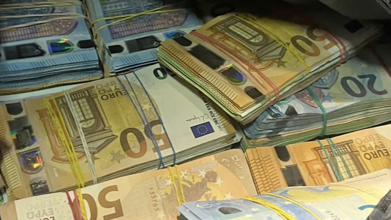 A man, caught with 550,000 euros at PTF Sculeni will stand trial. The money was confiscated for the benefit of the state