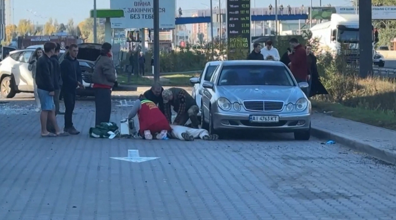 Noi atacuri sângeroase asupra Ucrainei: Civili uciși în locuințe, pe șosele și în parcuri