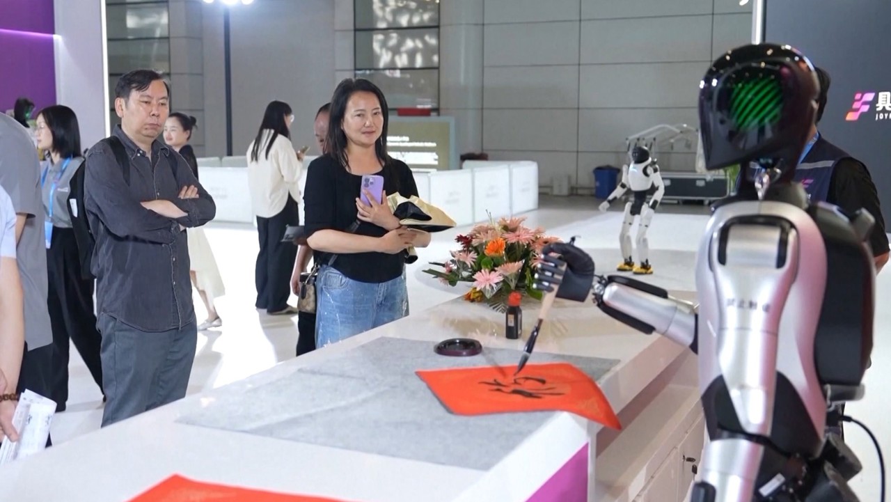 Roboții pot înlocui muncitorii absenți din fabrici sau dirijorii la concerte, inovații prezentate la un summit din China 
