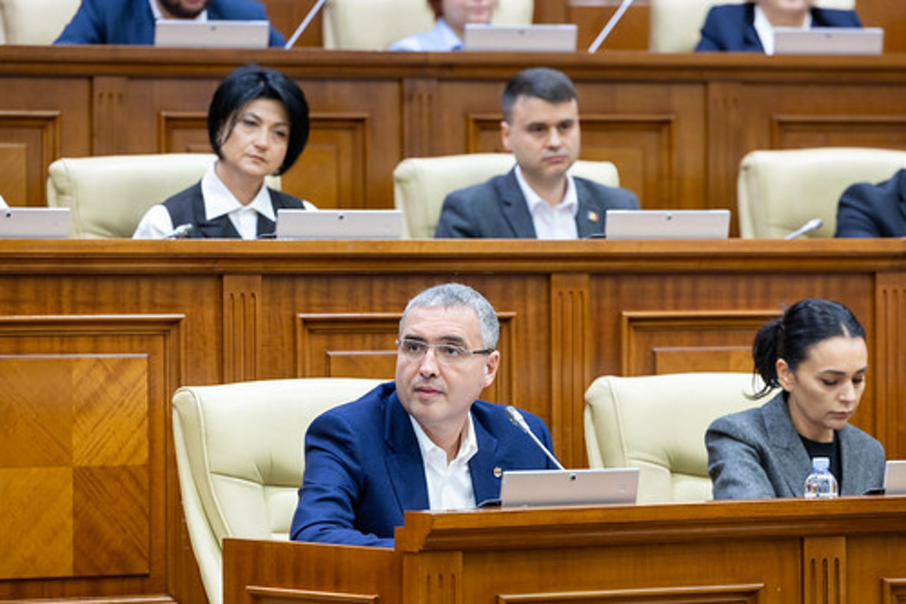 „Se lăuda că are dosare și noi vrem să-l facem șef la securitate”: numirea lui Usatîi în conducerea Comisiei pentru securitate națională, contestată în Parlament