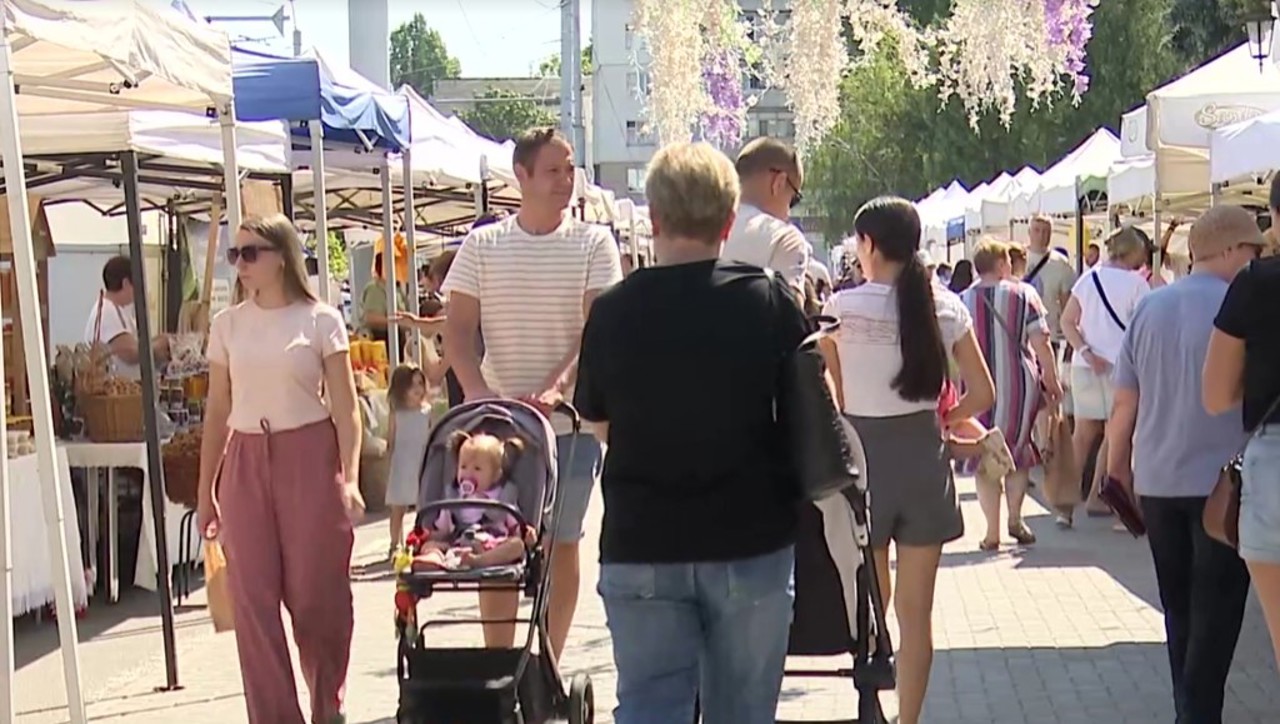 Târgul „Cămara Fest” a adunat zeci de producători autohtoni și sute de gurmanzi în Parcul Alunelul din capitală