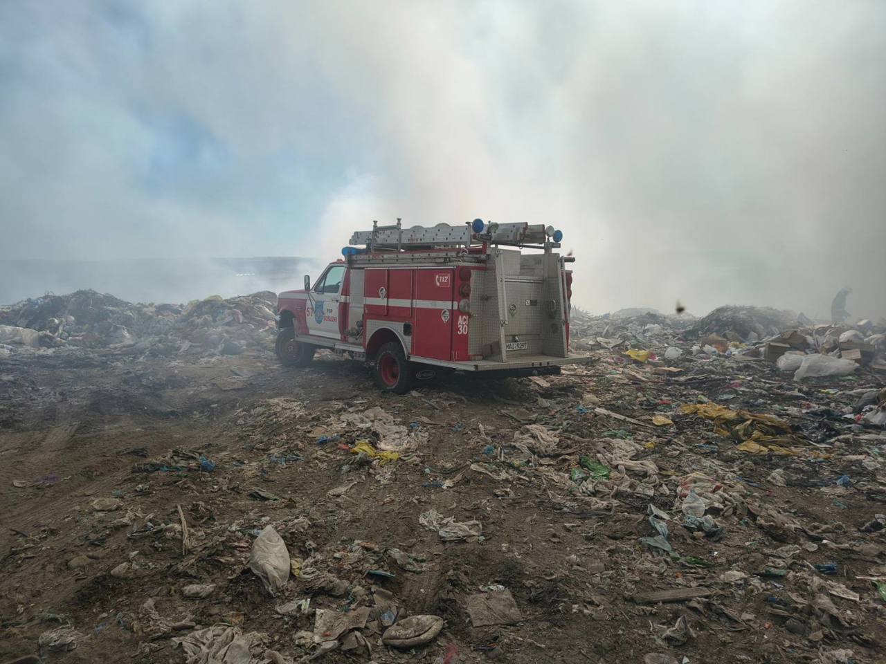 Incendiu de proporții la Orhei: Pompierii intervin de aproape două zile pentru a stinge gunoiștea