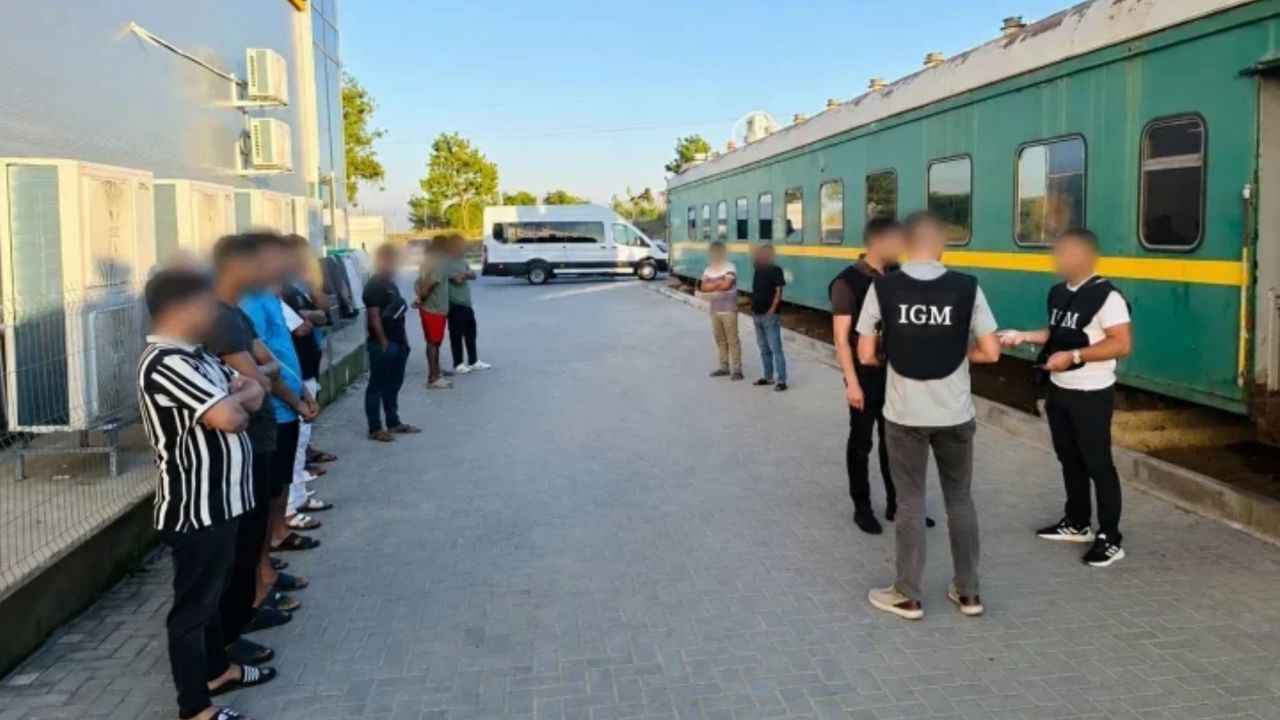 Audieri: Migranții din Nepal și Bangladesh urmau să locuiască în Criuleni, dar au ajuns să doarmă în vagoane la Băcioi
