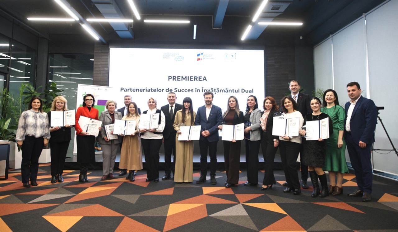 Școlile profesionale, premiate cu jumătate de milion de lei pentru performanțele din învățământul dual