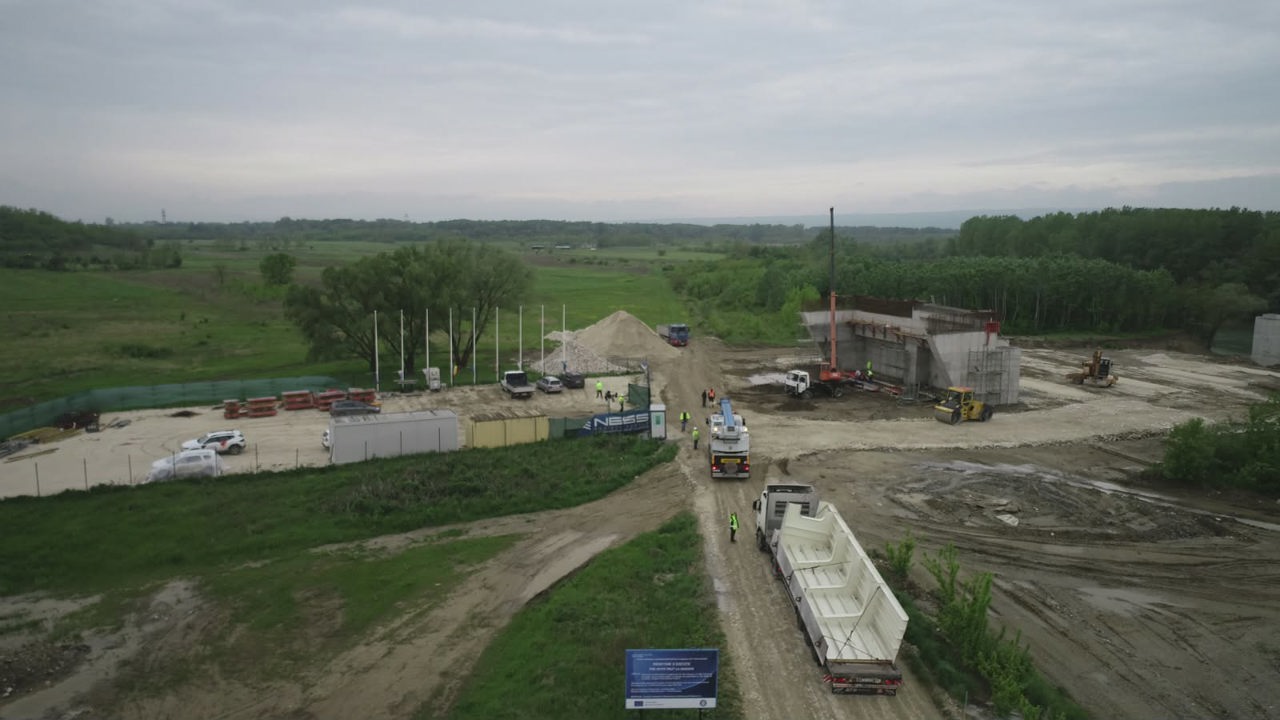 Podul de la Ungheni: Primul lot de tablier a ajuns pe șantierul din Republica Moldova