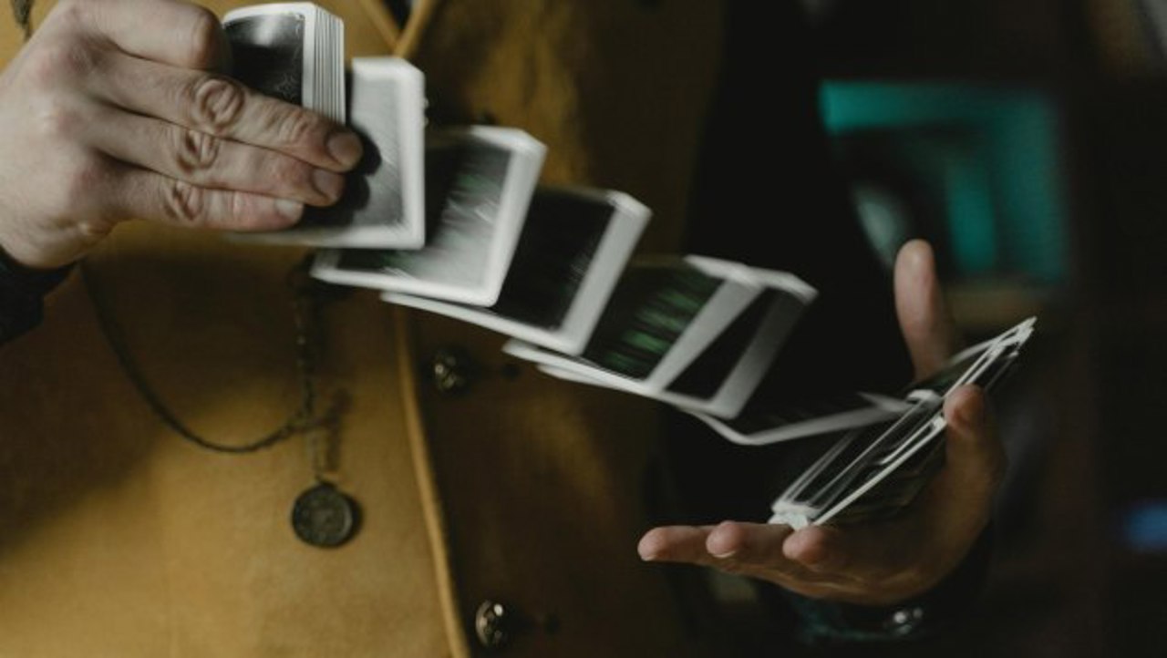 S-a dus la bancă să schime 25.000 de lei și a păcălit angajata cu 8.600 de lei: Făptașul, condamnat la închisoare