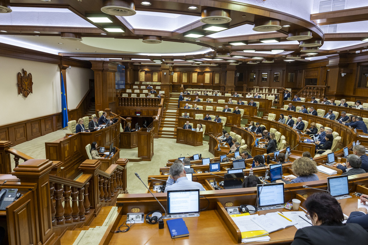„Vă deranjează acordul, nu și tancurile rusești”. Schimb de acuzații între PAS și PSRM în Parlament vizavi de ultima înțelegere cu Ucraina