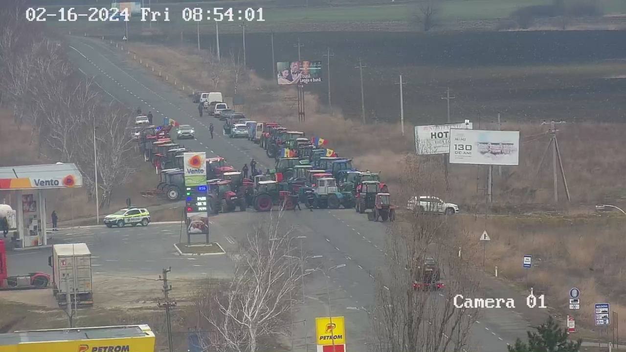 Captură-video / Agricultorii au blocat drumul de acces spre vama Leușeni-Albița, 16 februarie 2024