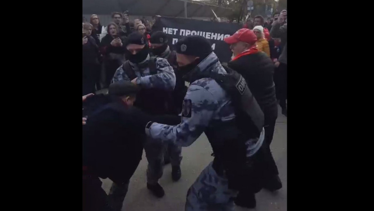 Circa 60 de persoane, reținute la Moscova la un miting al comuniștilor. Au fost scandate lozinci pentru alegeri corecte și „Jos țarul”