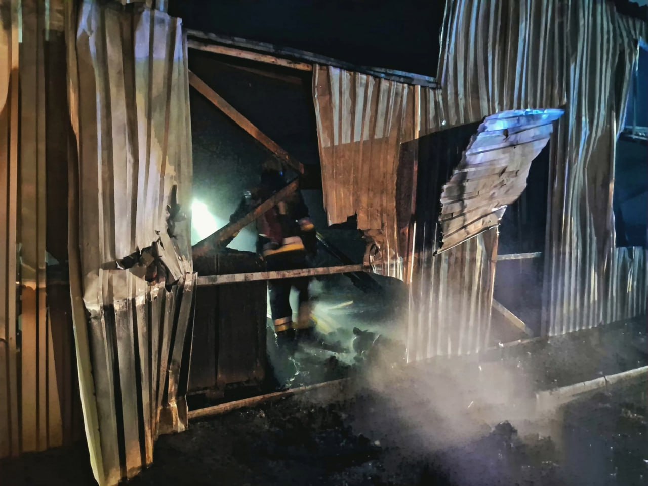 Incendiu puternic într-un depozit din Chișinău: Peste 40 de de pompieri au intervenit pe parcursul nopții