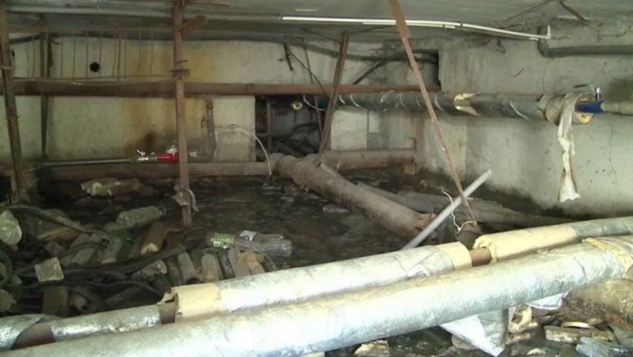 Подвал жилого дома в столице заполнен водой. Строительная компания заявила, что ищет решения для исправления ситуации