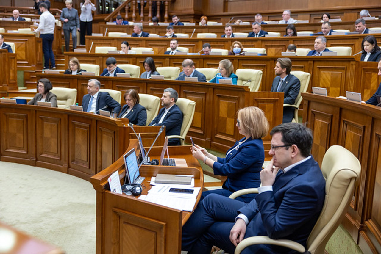 Vot final pentru modificările la Codul Educației: Reorganizarea școlilor și al treilea mandat pentru rectori