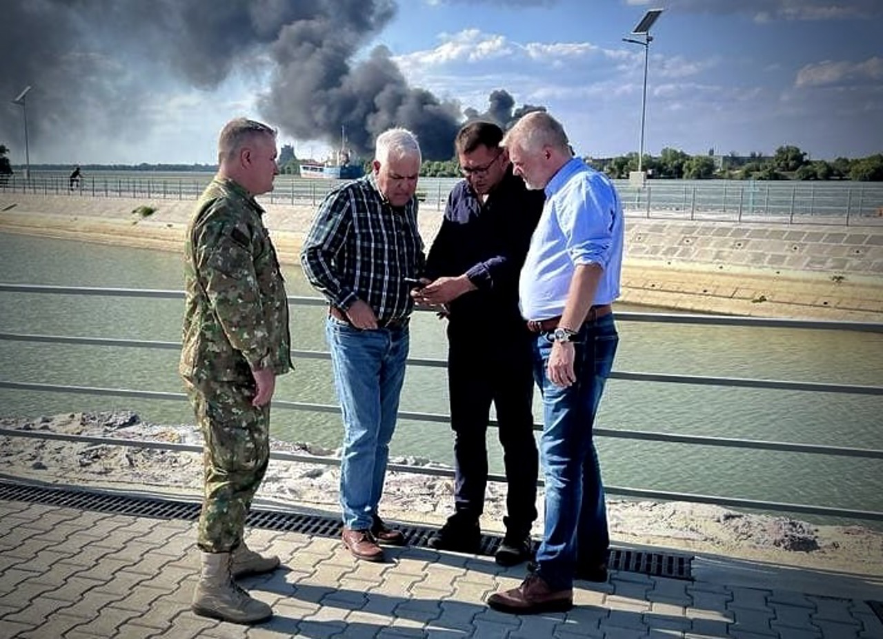 spotmedia.ro/ Angel Tîlvăr, ministrul Apărării (stânga), Alexandru Timur, primar Chilia Veche, Dan Munteanu, prefect Tulcea, și un militar/ Instituția Prefectului Județul Tulcea