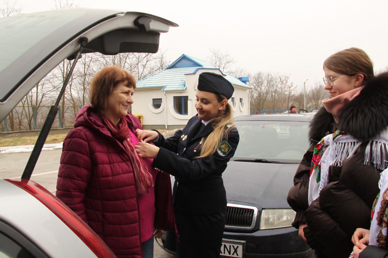 Travelers received mărțișors at the border on March 1