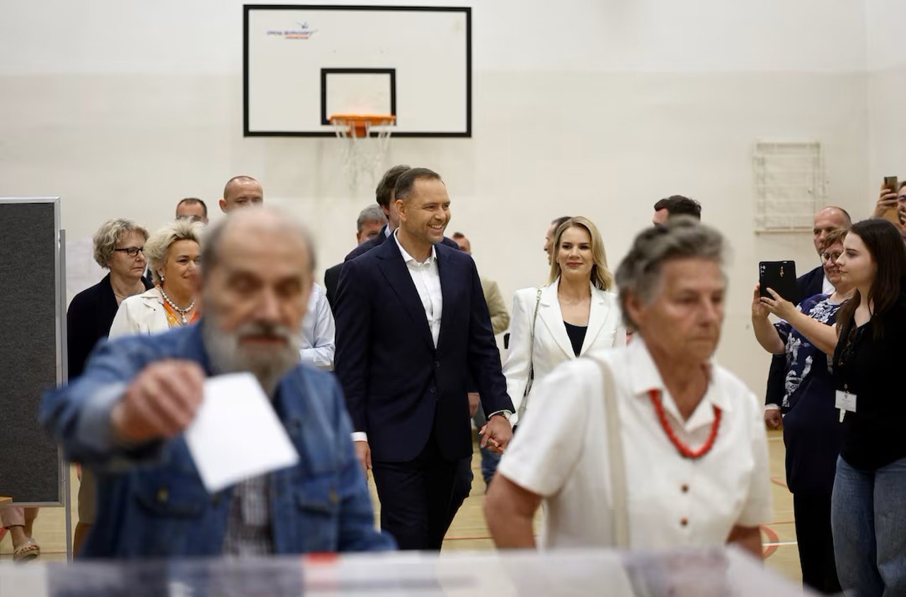 Reuters / Karol Nawrocki, candidatul susținut de partidul PiS, alături de soția sa Marta, la vot în turul al doilea al alegerilor prezidențiale, Varșovia, 1 iunie 2025