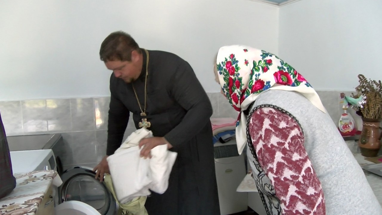 Spălătorie socială în curtea bisericii din satul Hristici: „Înainte spălam cu mâinile, ne era tare greu”