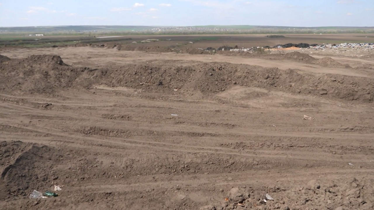 Locuitorii din Coșnița, împotriva deschiderii unei cariere de nisip la intrarea în sat