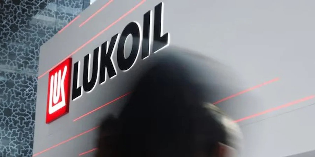 Impactul sancțiunilor SUA: Lukoil închide prima filială internațională