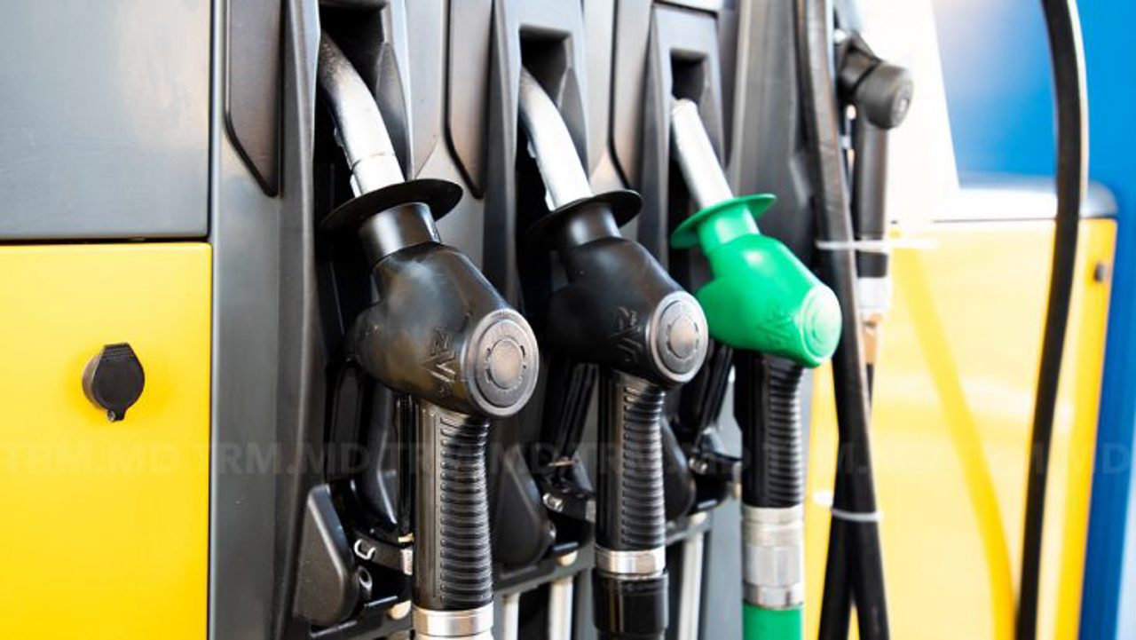 Noi prețuri la carburanți: motorina se scumpește, iar benzina se ieftinește