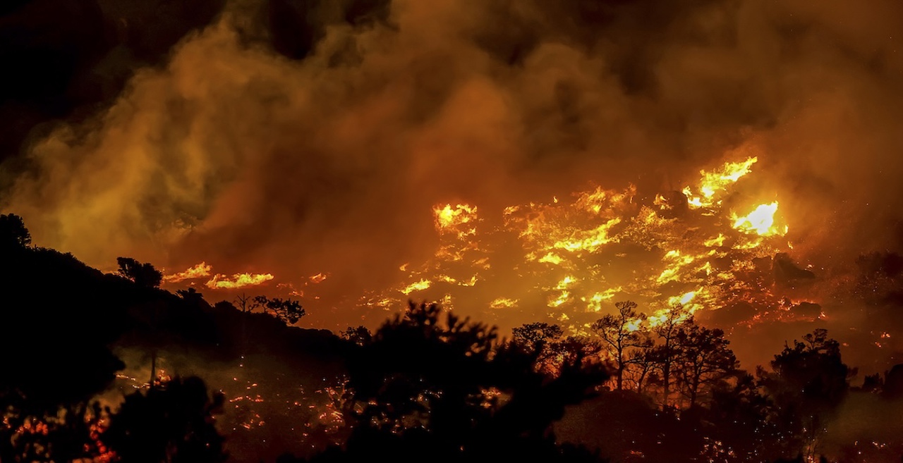 Crete wildfire: Thousands evacuated from tourist areas