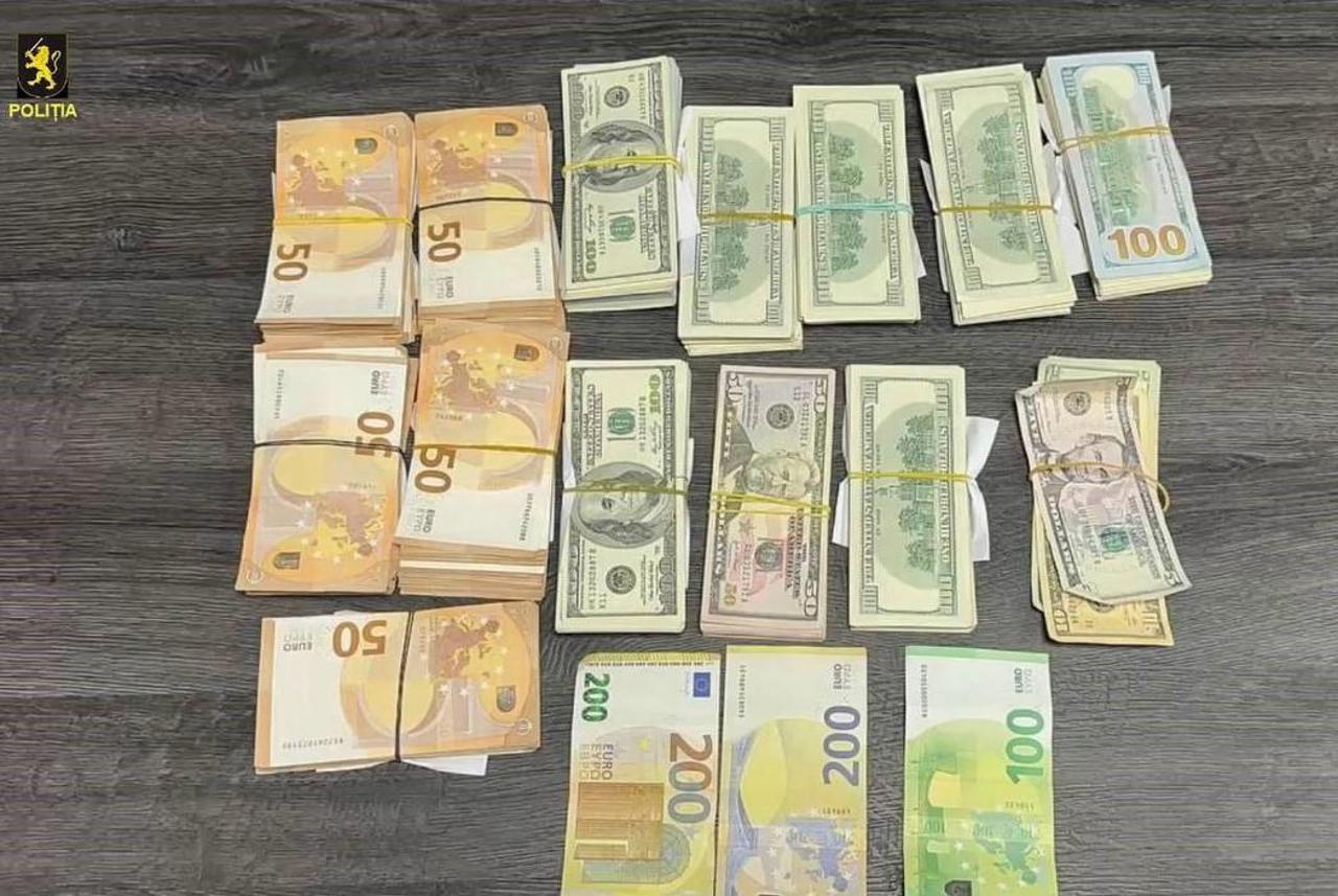 Cu milioane de lei cash în cotiera de la mașină: Tânăr de 22 de ani din Chișinău, prins de poliție