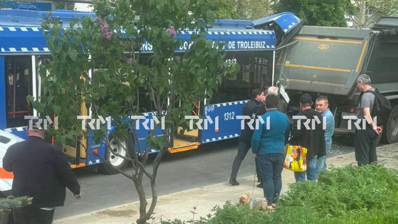 Accident grav cu implicarea unui troleibuz: Mai multe persoane, rănite. Ambulanțele au ajuns la  fața locului  
