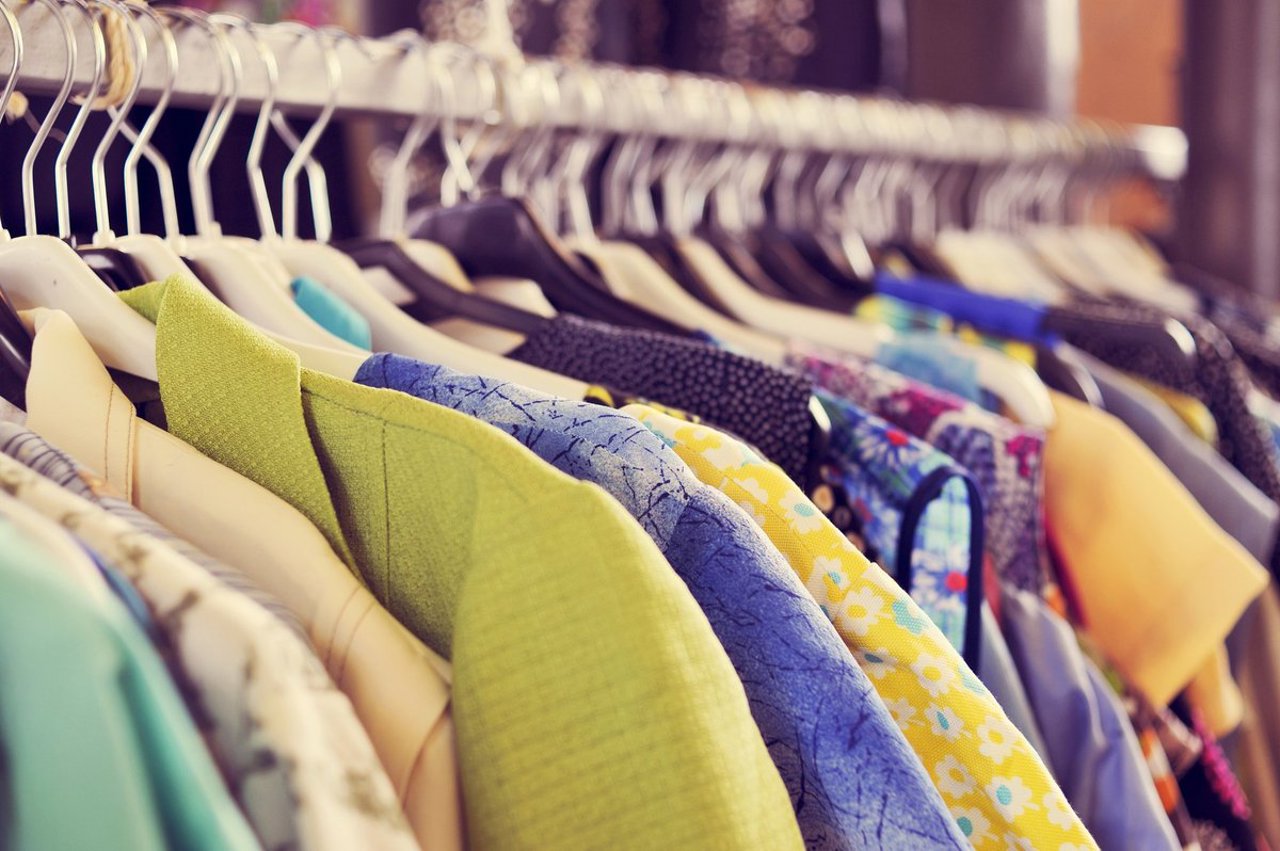 Rușii cumpără tot mai mult haine second-hand, pe fondul economiilor impuse de criza economică