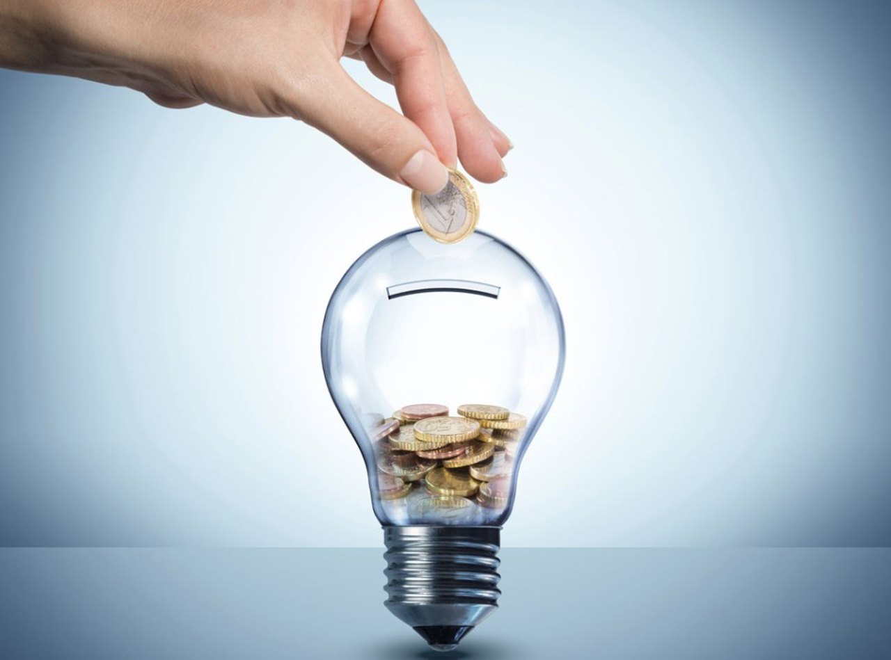 ANRE urmează să ajusteze tarifele la energia electrică. Consumatorii casnici ar putea plăti mai puțin pentru electricitate