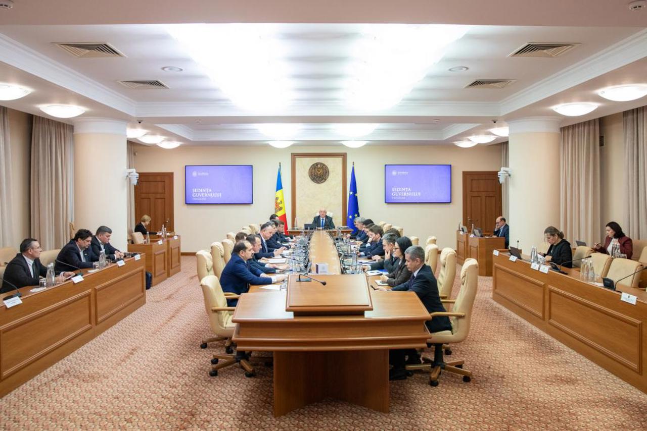 „Trebuie să recunoaștem”: Scrisoarea care l-a determinat pe premierul Munteanu să-i mulțumească unui ministru