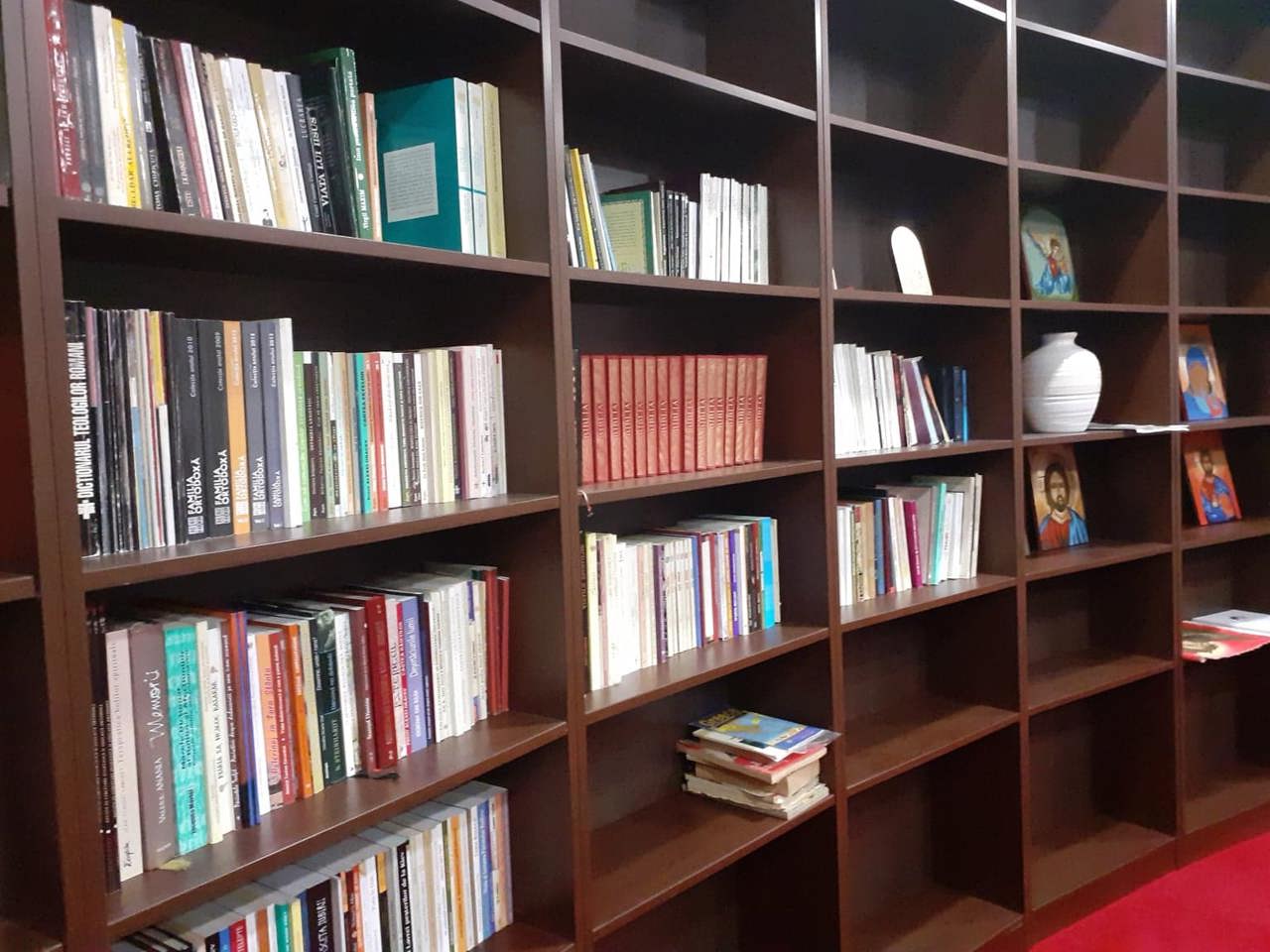 Spațiu de cult și cultură: La Dobrogea, în curtea bisericii din localitate, a fost deschisă o bibliotecă parohială