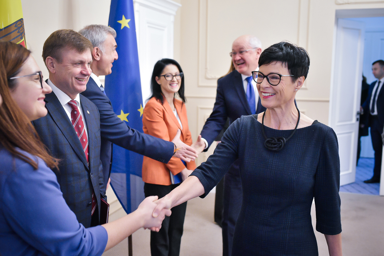 Comisara pentru Extindere, Marta Kos, discuție cu membrii noului Guvern: Relansarea economică a R. Moldova este „importantă” și „binevenită”