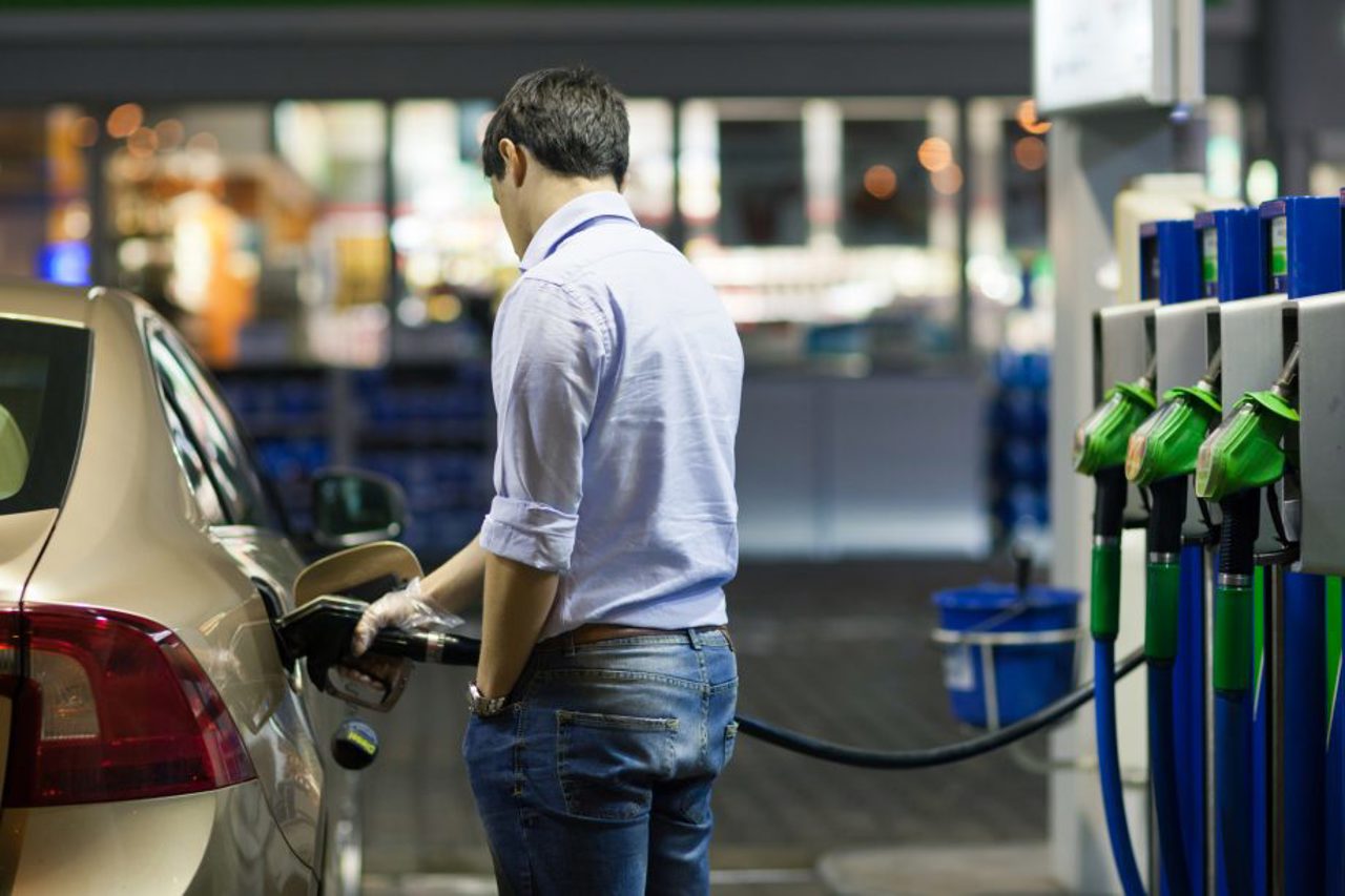 Benzina și motorina se ieftinesc cu peste 20 de bani per litru. ANRE explică evoluția 