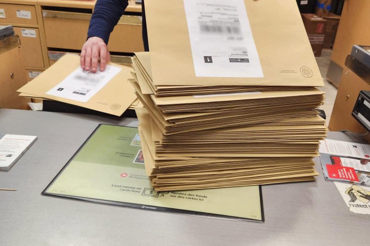 Mai mulți cetățeni moldoveni ar putea vota prin corespondență la alegerile parlamentare 